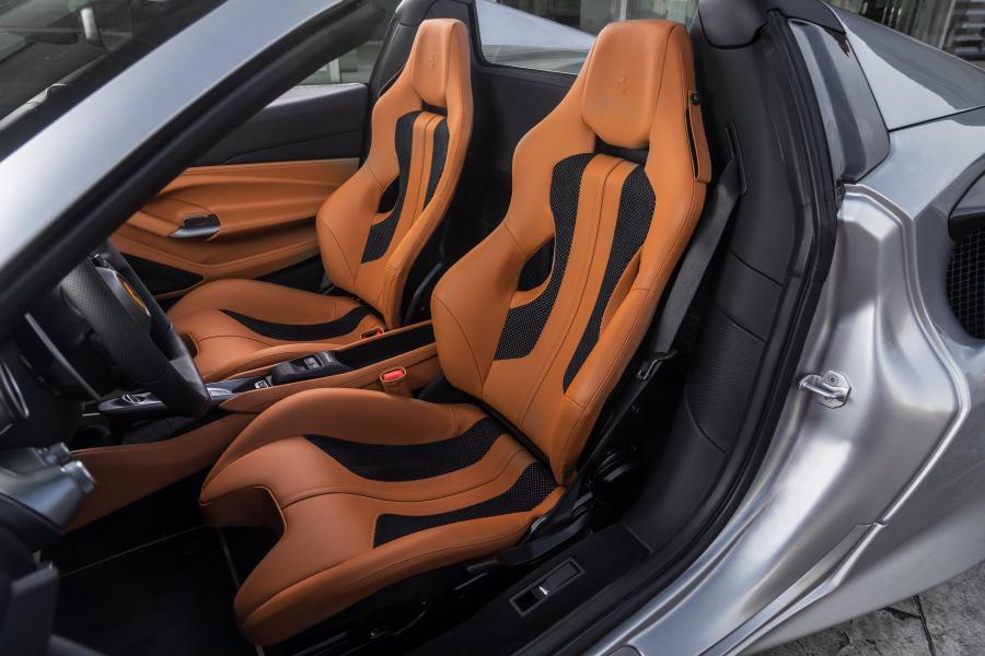 Интерьер Ferrari F8 Spider 2020 года  (фото 7 из 13)